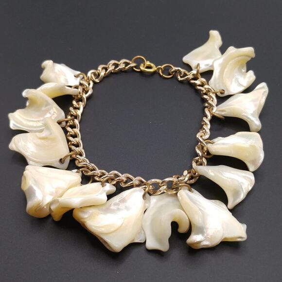 Vintage Mother of Pearl MOP Shell Bracelet, Gold Tone Chain, 8 Inches, 1950s - Picture 6 of 14